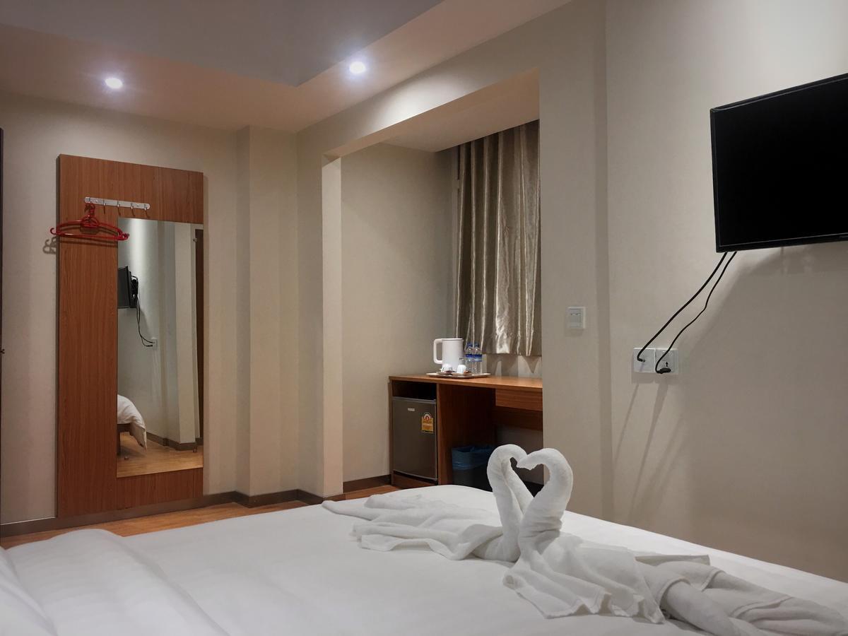 Sky Hotel 88 St. Rangoon Buitenkant foto