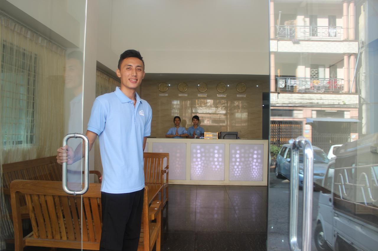 Sky Hotel 88 St. Rangoon Buitenkant foto