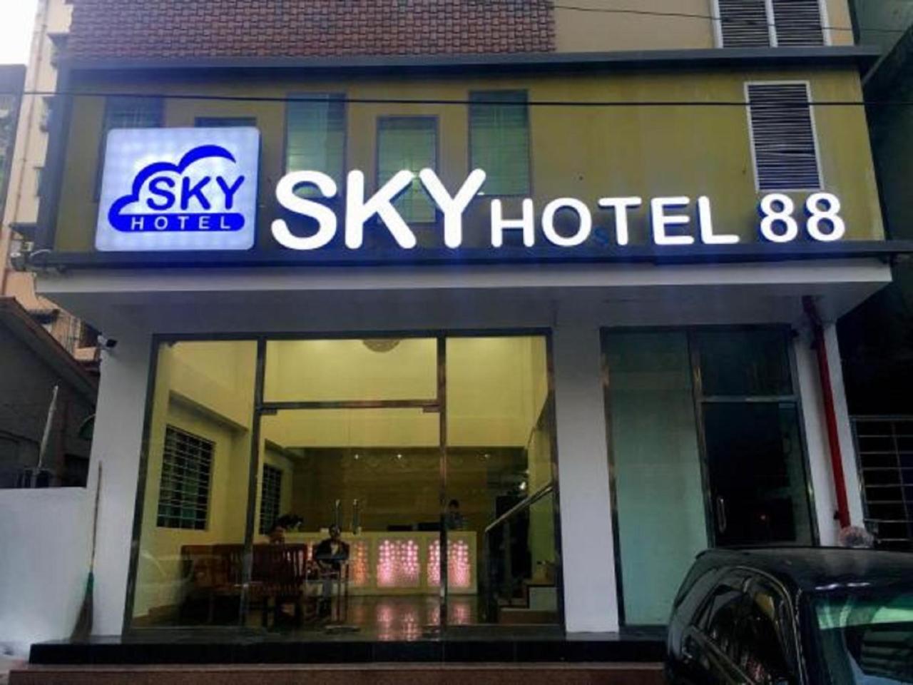 Sky Hotel 88 St. Rangoon Buitenkant foto