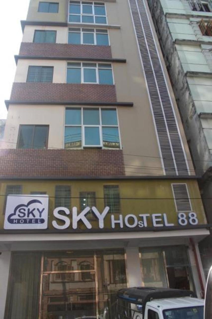 Sky Hotel 88 St. Rangoon Buitenkant foto