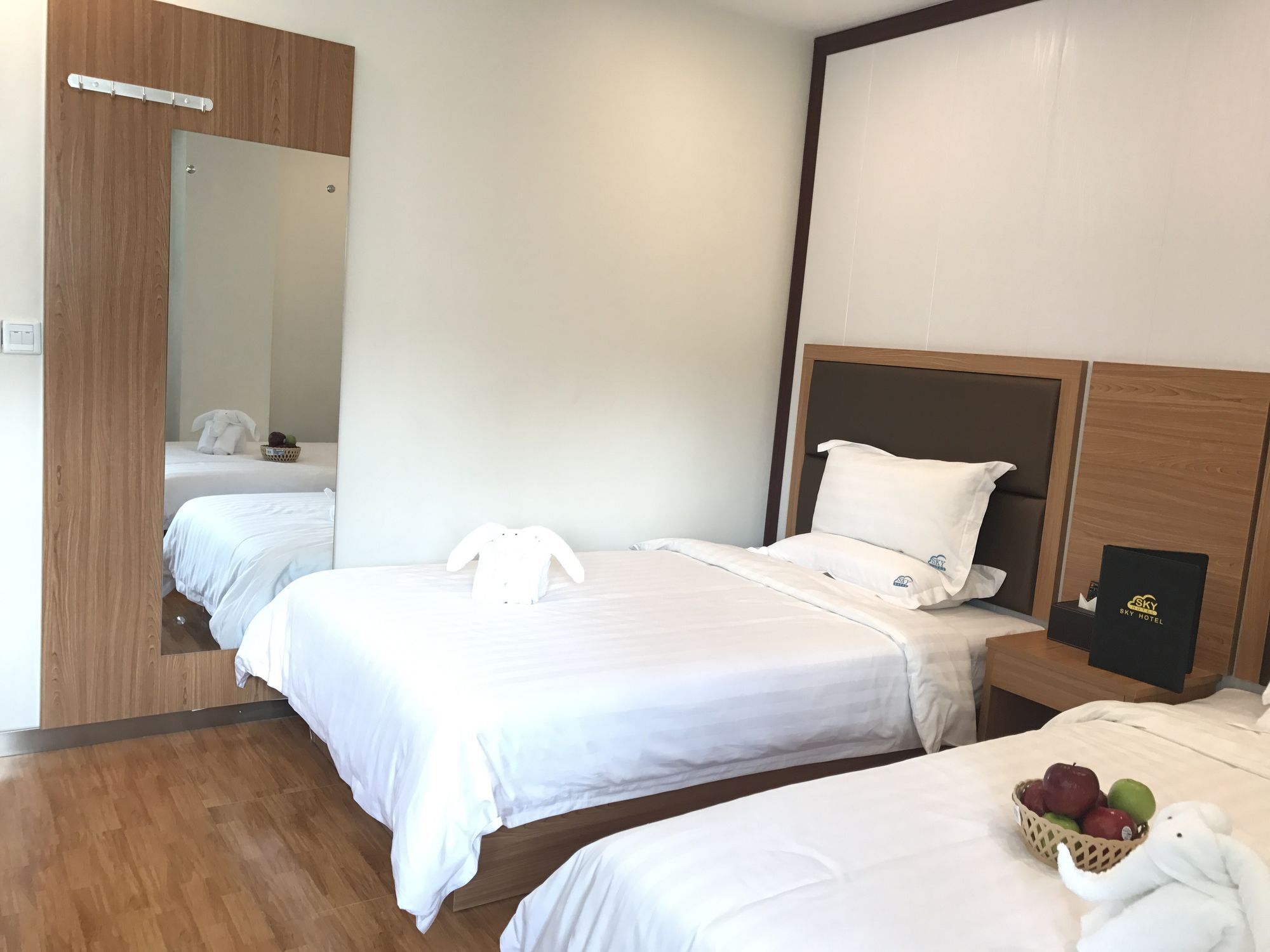 Sky Hotel 88 St. Rangoon Buitenkant foto